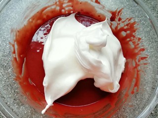 13、6寸红丝绒戚风蛋糕,打发好的蛋白分成三份，取中间的三分之一加入到蛋黄糊里面，用硅胶刮刀采用切拌和翻拌的方法混合均匀。