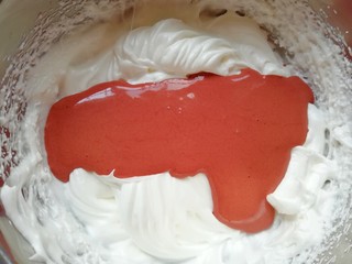 14、6寸红丝绒戚风蛋糕,再把混合好的蛋黄糊倒回到剩下的三分之二蛋白里面，以同样的手法继续混合均匀。