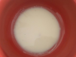 1、脆皮巧克力蛋糕卷,牛奶＋玉米油混合在一起，完成乳化。蛋黄蛋清蛋清放冰箱冷冻层冷冻。