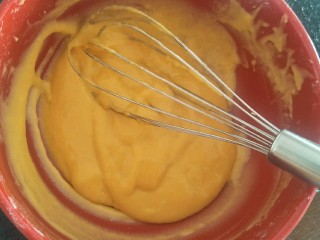 3、脆皮巧克力蛋糕卷,加入三个鸡蛋黄。十字搅拌。