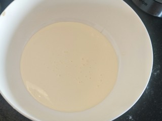 14、脆皮巧克力蛋糕卷,倒入两百克淡奶油。