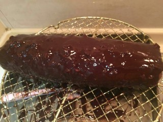 24、脆皮巧克力蛋糕卷,您淋上脆皮后继续放冰箱冷藏一晚。