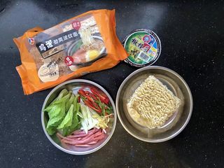 1、5分钟搞定的橄榄菜火腿丝炒面,1、准备好所有的材料。