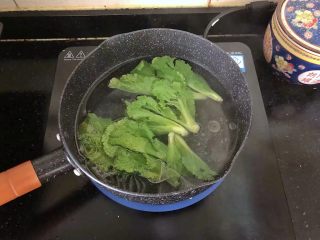 2、5分钟搞定的橄榄菜火腿丝炒面,2、小锅里倒入适量的清水烧开,放入少许盐和油,放入青菜焯一下捞出沥干水分。
