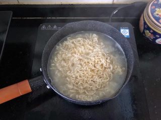 3、5分钟搞定的橄榄菜火腿丝炒面,3、接下来放入面块煮一下捞出。