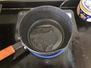 4、5分钟搞定的橄榄菜火腿丝炒面,4、锅内重新放入少许油烧热。