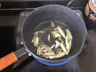 5、5分钟搞定的橄榄菜火腿丝炒面,5、倒入葱姜爆香。