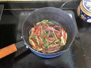 6、5分钟搞定的橄榄菜火腿丝炒面,6、倒入火腿丝和青红椒丝翻炒均匀。