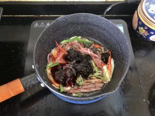 7、5分钟搞定的橄榄菜火腿丝炒面,7、倒入蚝油、生抽、老抽、橄榄菜翻炒均匀。