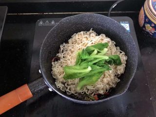 8、5分钟搞定的橄榄菜火腿丝炒面,8、倒入面条和青菜。