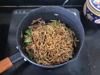 9、5分钟搞定的橄榄菜火腿丝炒面,9、翻炒均匀即可。