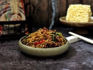 12、5分钟搞定的橄榄菜火腿丝炒面,成品图