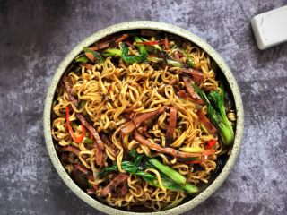 13、5分钟搞定的橄榄菜火腿丝炒面,成品图
