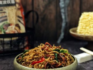 14、5分钟搞定的橄榄菜火腿丝炒面,成品图