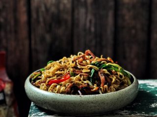 15、5分钟搞定的橄榄菜火腿丝炒面,成品图