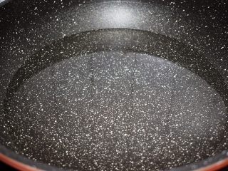 8、什锦酸辣汤,锅中倒入三碗水烧开