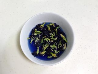 2、青花瓷冰皮月饼,蝶豆花冲入48克沸水浸泡10分钟。