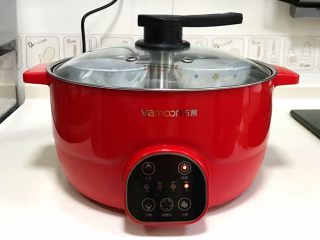 6、青花瓷冰皮月饼,水沸腾后继续蒸煮15分钟至熟，表面凝固即可。