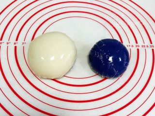 7、青花瓷冰皮月饼,蒸好的冰皮稍放凉后揉匀成团，包好保鲜膜入冰箱冷藏30分钟。