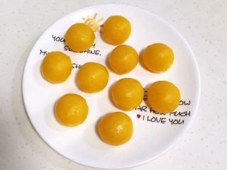 8、青花瓷冰皮月饼,奶黄馅均分成10份。