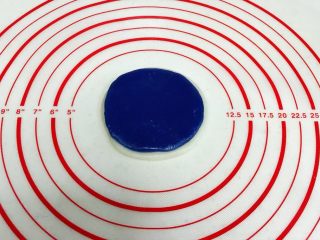 10、青花瓷冰皮月饼,各取一个小团子擀成圆皮，重叠在一起。