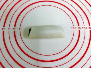 11、青花瓷冰皮月饼,两个冰皮卷起来。