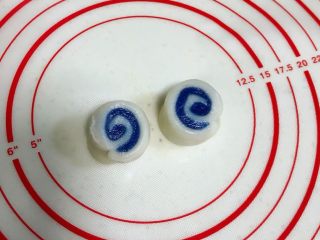 12、青花瓷冰皮月饼,对半切开后按扁或擀开。