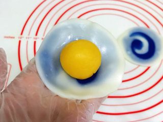 13、青花瓷冰皮月饼,放上一个奶黄馅。