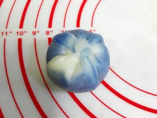 14、青花瓷冰皮月饼,利用虎口收紧。