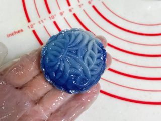 16、青花瓷冰皮月饼,按压出冰皮月饼的形状。