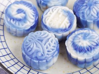 17、青花瓷冰皮月饼,成品图。