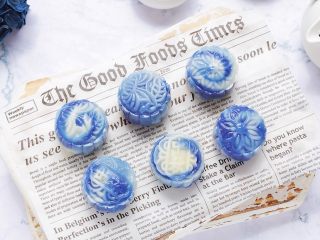 18、青花瓷冰皮月饼,成品图。