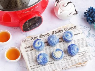 19、青花瓷冰皮月饼,成品图。