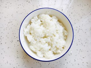 1、芝士虾仁焗饭,剩米饭1碗