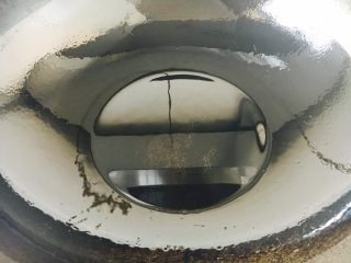 5、芝士虾仁焗饭,锅里放少许油