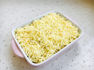 16、芝士虾仁焗饭,撒上厚厚的一层马苏里拉芝士