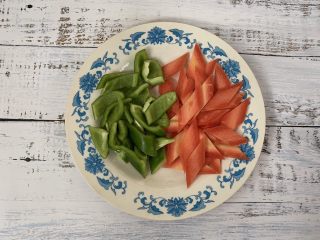 1、菠萝咕咾肉,将胡萝卜切成片，青椒切成段 备用