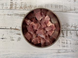 3、菠萝咕咾肉,猪里脊肉切成小块儿
