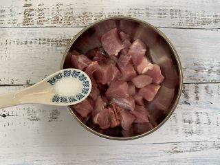 4、菠萝咕咾肉,加入半勺盐