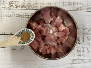 5、菠萝咕咾肉,加入半勺胡椒粉