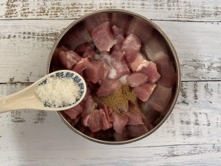 6、菠萝咕咾肉,加入1勺白糖