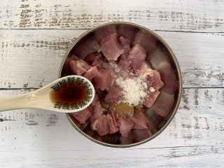 7、菠萝咕咾肉,加入1勺生抽搅拌均匀，腌制半个小时