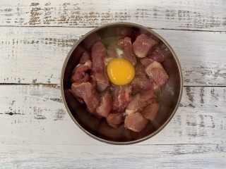8、菠萝咕咾肉,然后加入1个鸡蛋，搅拌均匀