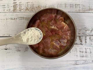 9、菠萝咕咾肉,再加入适量的玉米淀粉我用了大概5勺