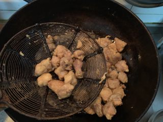 12、菠萝咕咾肉,炸至变色后捞出来，然后在升高油温把肉复炸一次