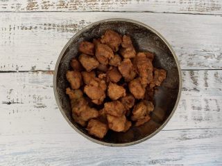 13、菠萝咕咾肉,将肉炸至金黄酥脆就可以捞出来了