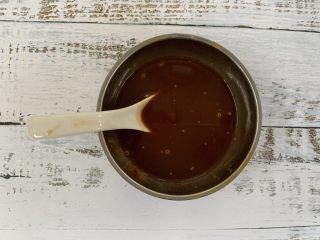 14、菠萝咕咾肉,将酱料材料混和到一起搅拌均匀