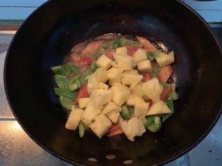 16、菠萝咕咾肉,在倒入菠萝块儿继续翻炒出香味