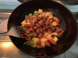 17、菠萝咕咾肉,然后倒入炸好的肉块儿