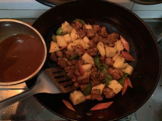 18、菠萝咕咾肉,在倒入酱料汁翻炒均匀即可关火出锅